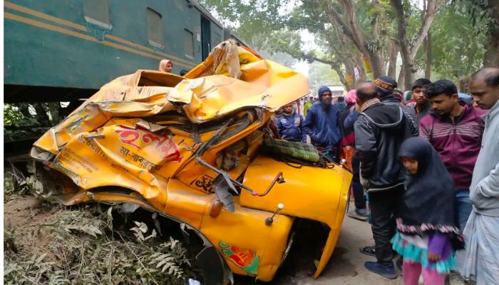 ট্রেনের ধাক্কায় দুমড়েমুচড়ে গেছে একটি ট্রাক। প্রবা ফটো