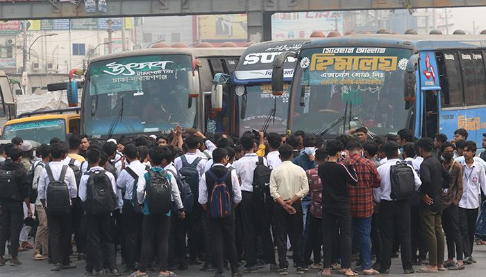 ঢাকা-চট্টগ্রাম মহাসড়ক অবরোধ শিক্ষার্থীদের