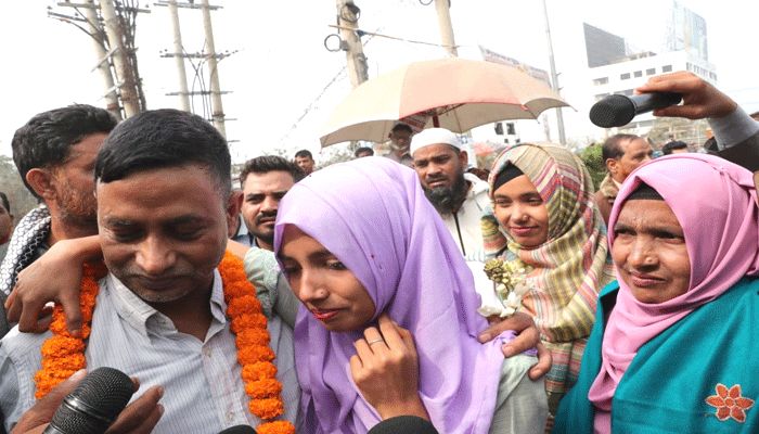 বিডিআর জওয়ানেরা দীর্ঘ সাড়ে ১৫ বছর পর জেলগেট থেকে বেরিয়ে পরিবারের কাছে। প্রবা ফটো