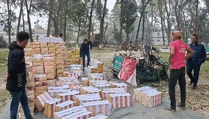 শেরপুরে পাচারকালে বিনামূল্যে বিতরণের ৯ হাজার বই জব্দ, আটক ১