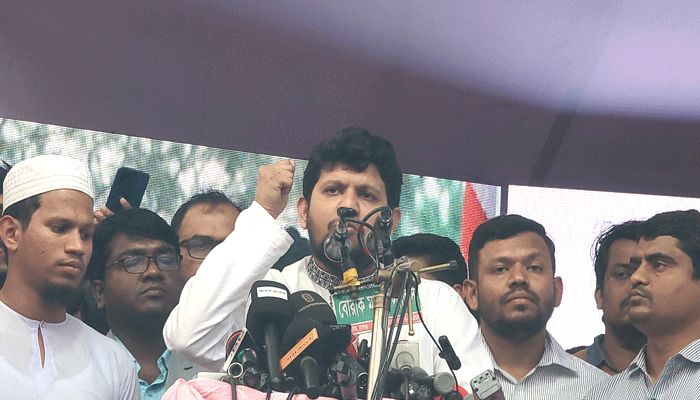 বাংলাদেশে সেনাশাসন আসার কোনো প্রেক্ষিত নেই : উপদেষ্টা মাহফুজ আলম