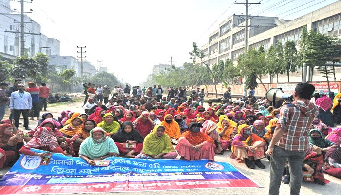 সাভারে ন্যূনতম মজুরি বাস্তবায়নে ট্যানারি শ্রমিকদের বিক্ষোভ