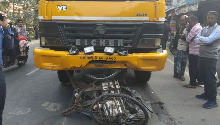 মঙ্গলবার দুপুরে মনিরামপুর স্বাস্থ্য কমপ্লেক্স মোড়ে দুর্ঘটনাটি ঘটে। প্রবা ফটো