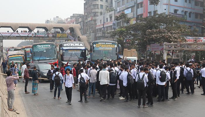 ঢাকা-চট্টগ্রাম মহাসড়ক অবরোধ শিক্ষার্থীদের