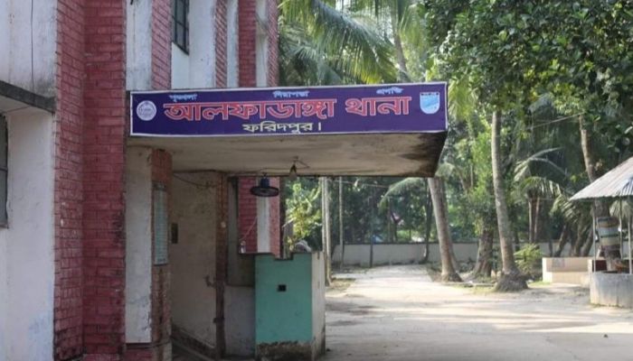 বিরোধের জেরে স্বামী-স্ত্রীসহ ৪ জনকে কুপিয়ে জখম
