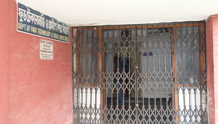 বাকৃবির দুই ভবনে শিক্ষার্থীদের তালা 