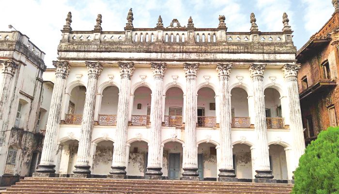 স্থাপত্যকলার অনন্য নিদর্শন বালিয়াটি জমিদারবাড়ি