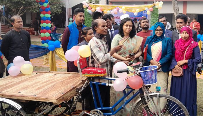 চবি শিক্ষার্থী টুম্পার পরিবারের পাশে জেলা প্রশাসক