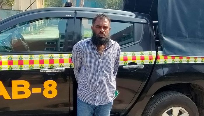 ব্যবসায়ীকে কুপিয়ে টাকা ছিনতাইয়ের মূল হোতা আটক