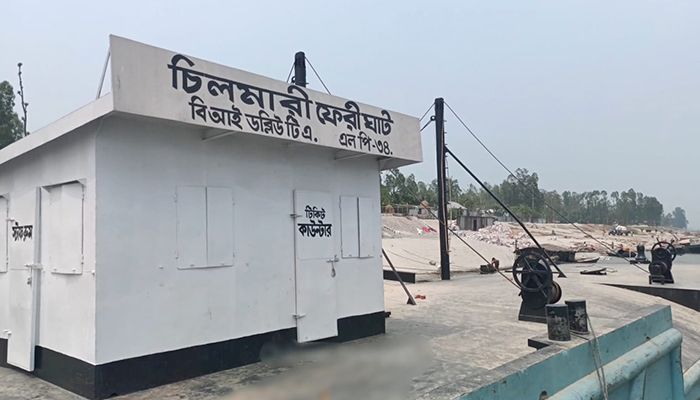 এক মাস ধরে ফেরি বন্ধ, যাত্রীদের ভোগান্তি
