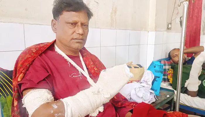 হেলমেট পরে বিএনপি নেতাকে কুপিয়ে জখম