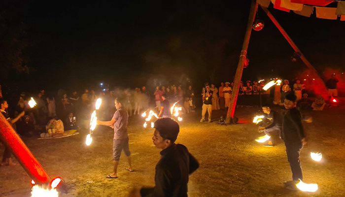 সাগরপাড়ে নাচ-গান আর সূর্যাস্তে মুগ্ধ বিদেশিরা