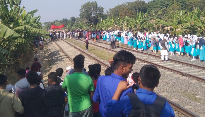 ভাঙ্গায় যাত্রাবিরতি বন্ধের ঘোষণায় রেলস্টেশন অবরোধ