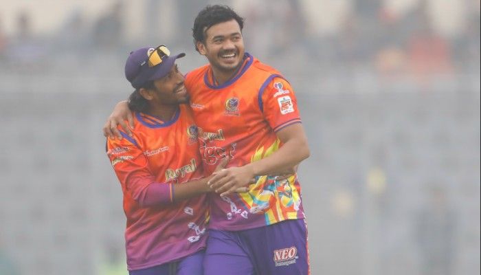 ব্যাটে-বলে দাপট দেখিয়েছেন দুর্বার রাজশাহীর এনামুল হক বিজয় ও তাসকিন আহমেদ; ছবি: আ. ই. আলীম