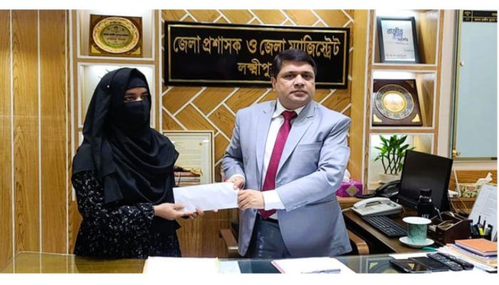 লক্ষ্মীপুর জেলা প্রশাসকের কাছ থেকে শিক্ষা অনুদান গ্রহণ করছেন শিমা আক্তার। প্রবা ফটো