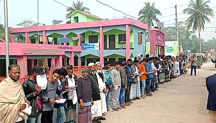 ইউপি চেয়ারম্যানের অপসারণ দাবিতে মানববন্ধন