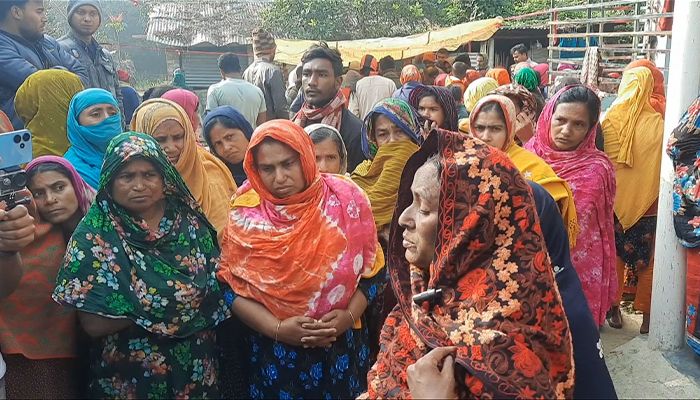 পুলিশ পরিচয়ে তুলে নিয়ে হত্যা মামলার আসামিকে কুপিয়ে হত্যা