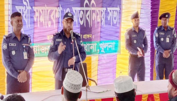 খুলনার পুলিশ সুপার টি এম মোশাররফ হোসেন (বাম থেকে দ্বিতীয়)। প্রবা ফটো