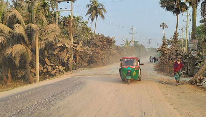 সড়ক সংস্কারের নামে তামাশা