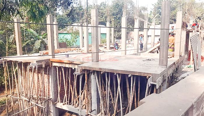 প্রশাসনের বাধায়ও বন্ধ হয়নি খাল দখল