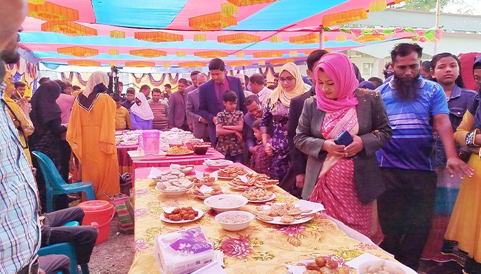 বাহারি পিঠার স্বাদে মজেছে হাজারো মানুষ