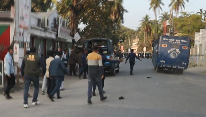 আদালতে টুকুকে জুতা ডিম নিক্ষেপ