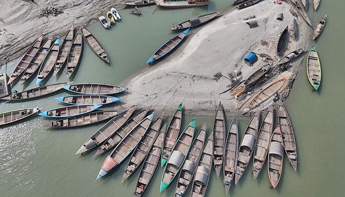 যমুনা নদীতে নাব্য সংকটে দুর্ভোগ