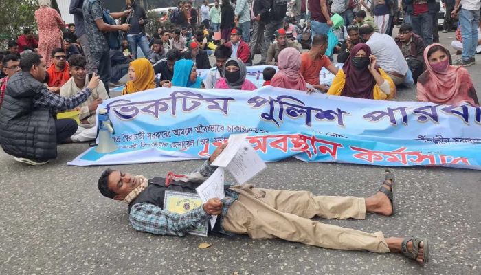 চাকরি পুনর্বহালের দাবিতে ফের আন্দোলনে পুলিশ সদস্যরা