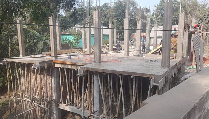 প্রশাসনের বাধায়ও বন্ধ হয়নি খাল দখল