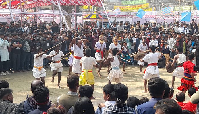 টাঙ্গাইলে লোকজ উৎসবে মাতোয়ারা দর্শনার্থী