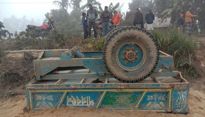 উল্টে যাওয়া বালুভর্তি মাহিন্দ্র গাড়ি। প্রবা ফটো
