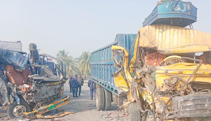 নড়াইলে পিকআপ-ট্রাক সংঘর্ষে নিহত ১