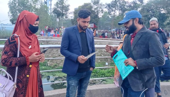 কিশোরগঞ্জে জুলাই ঘোষণাপত্রের দাবিতে লিফলেট বিতরণ