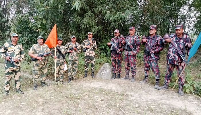 জয়পুরহাট সীমান্তে বেড়া দেওয়াকে কেন্দ্র করে বিএসএফের সঙ্গে পতাকা বৈঠক করেছে বিজিবি। প্রবা ফটো