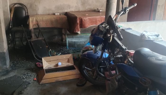 চারঘাটে ফাঁকা গুলি ছুড়ে ভয় দেখিয়ে চার বাড়িতে হামলা