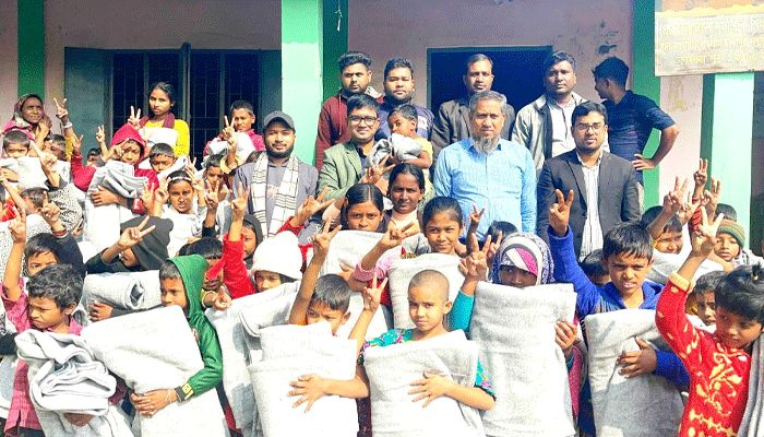 পড়াশোনায় উৎসাহে শিক্ষার্থীদের মাঝে শীতবস্ত্র নিয়ে হাজির ইউএনও