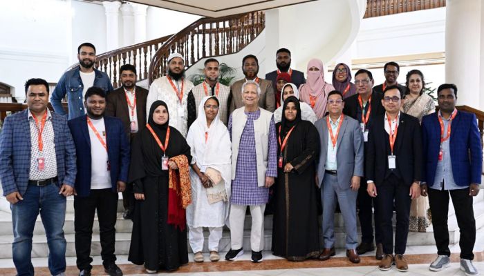 নবীন উদ্যোক্তাদের সংগ্রামের গল্প শুনলেন প্রধান উপদেষ্টা