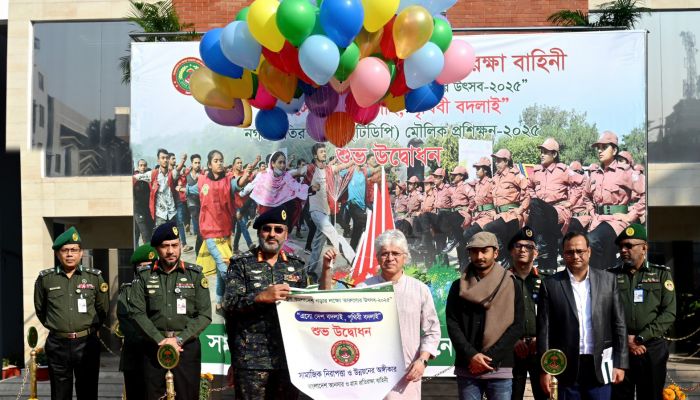 গৃহায়ন ও গণপূর্ত এবং শিল্প উপদেষ্টা আদিলুর রহমান খান। প্রবা ফটো