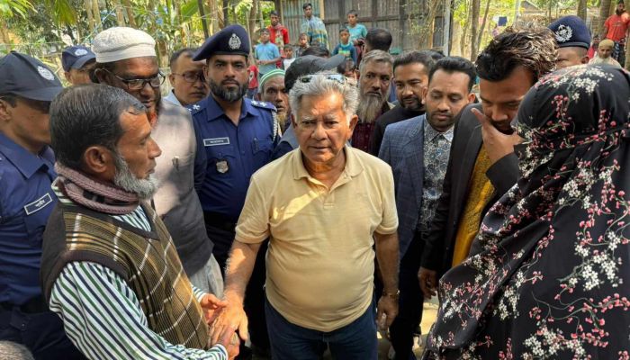 ছাত্র-আন্দোলনে নিহত রিয়াজের বাড়িতে নৌপরিবহন উপদেষ্টা 