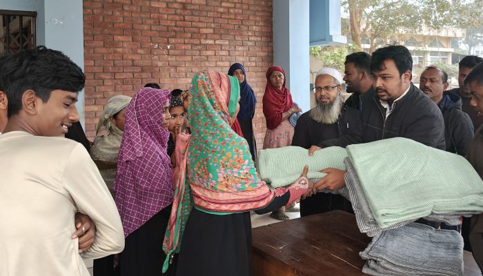 সিকৃবিতে বৈষম্যবিরোধী ছাত্র আন্দোলনের শীতবস্ত্র বিতরণ