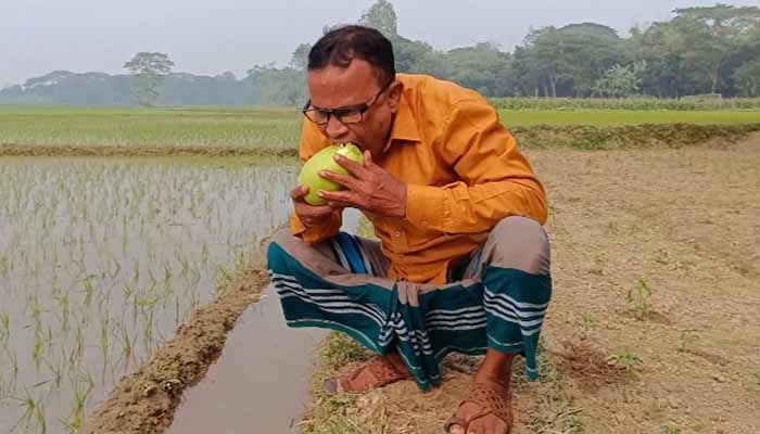 ১০ বছর ধরে কাঁচা শাকসবজি খেয়ে বেঁচে আছেন আনোয়ার সিরাজী
