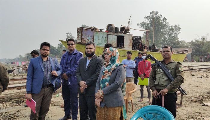 বুধবার বাঞ্ছারামপুরের মরিচাকান্দি সংলগ্ন মেঘনা নদী থেকে অবৈধভাবে বালু উত্তোলনের অভিযোগে অভিযান। প্রবা ফটো