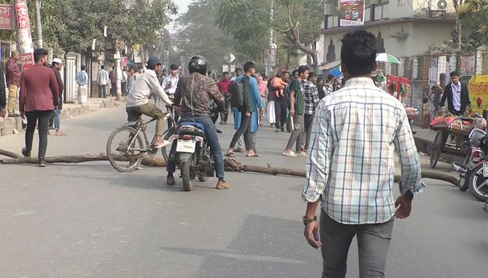 ইজিবাইকের চাপায় স্কুল শিক্ষার্থী নিহত, সড়ক অবরোধ 