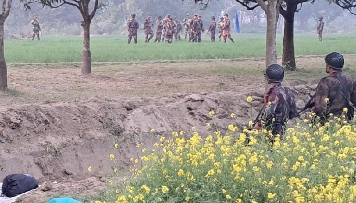 সীমান্তে বিএসএফের কাঁটাতারের বেড়া নির্মাণে বিজিবির বাধা, উত্তেজনা