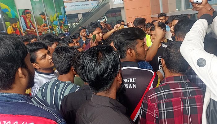 ঢাকা বাণিজ্য মেলায় সংঘর্ষ, আহত ২২