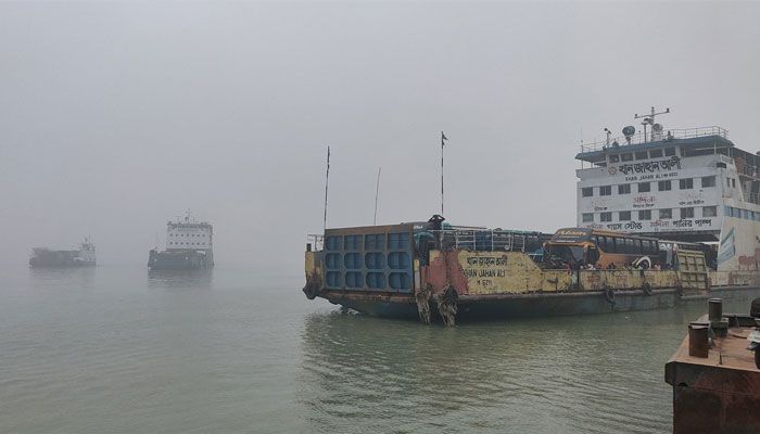 দৌলতদিয়া-পাটুরিয়ায় সাড়ে ৩ ঘণ্টা পর ফেরি চলাচল শুরু। প্রবা ফটো