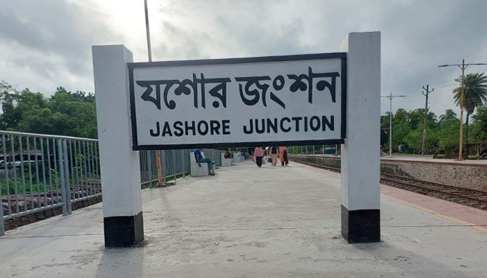 ট্রেন বন্ধ থাকায় চরম দুর্ভোগে যশোরের যাত্রীরা