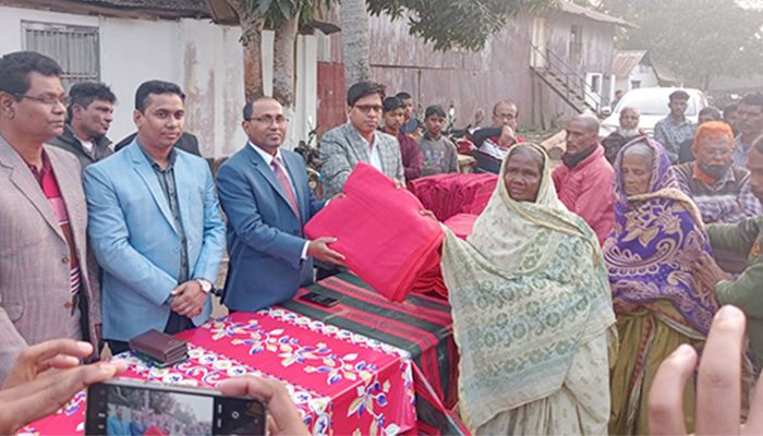 জেলা প্রশাসকের উদ্যোগে চা-শ্রমিকদের মাঝে কম্বল বিতরণ 