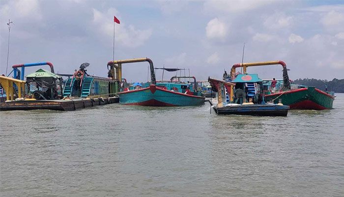 মানিকগঞ্জে যমুনায় বালু উত্তোলন, হুমকির মুখে ফসলি জমিসহ নানা স্থাপনা