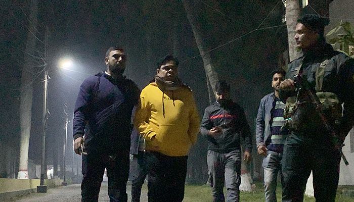 জামিনে মুক্তির পর বুধবার রাজশাহী কেন্দ্রীয় কারাগারের গেট থেকে আটক করা হয় আবুল কালাম আজাদকে। ছবি : প্রবা